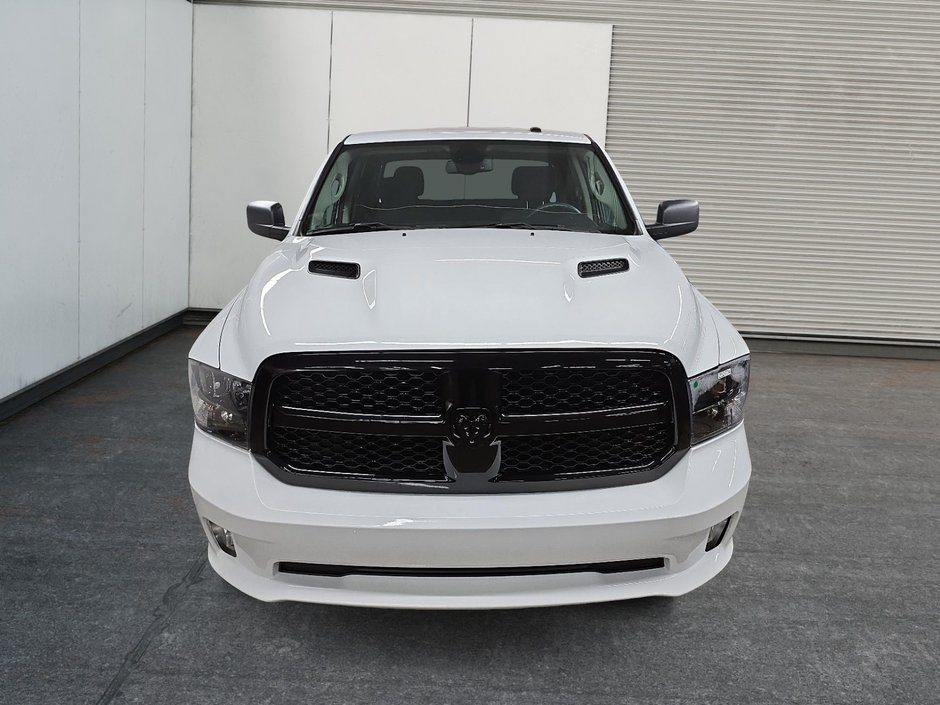 2022 Ram 1500 Classic EXPRESS 4X4 CREW CAB NIGHT EDITION // PLAN OR 434S-1