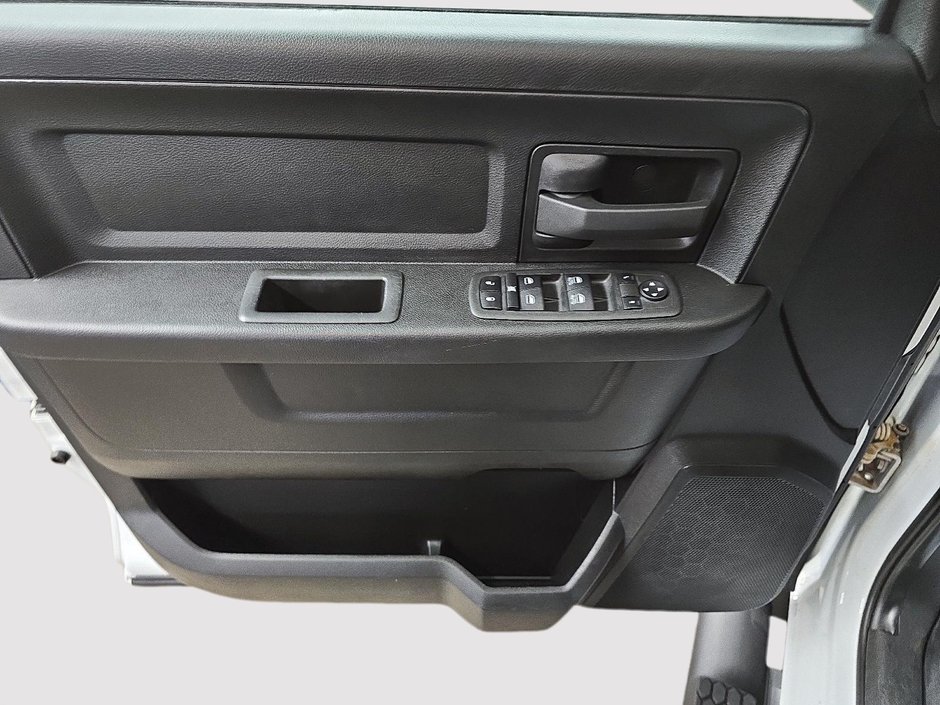 2022 Ram 1500 Classic EXPRESS 4X4 CREW CAB NIGHT EDITION // PLAN OR 434S-10