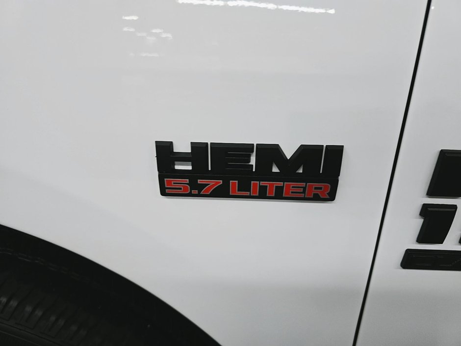 2022 Ram 1500 Classic EXPRESS 4X4 CREW CAB NIGHT EDITION // PLAN OR 434S-5