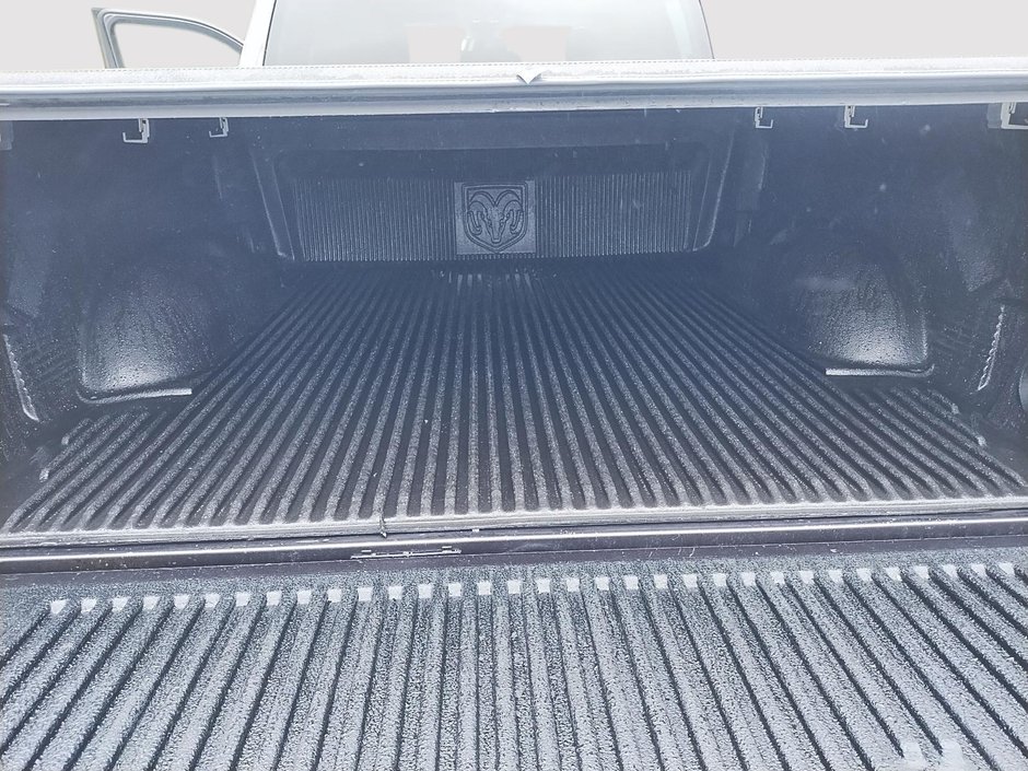 Ram 1500 Classic EXPRESS 4X4 QUAD CAB // V6 // NIGHT EDITION 2023-16