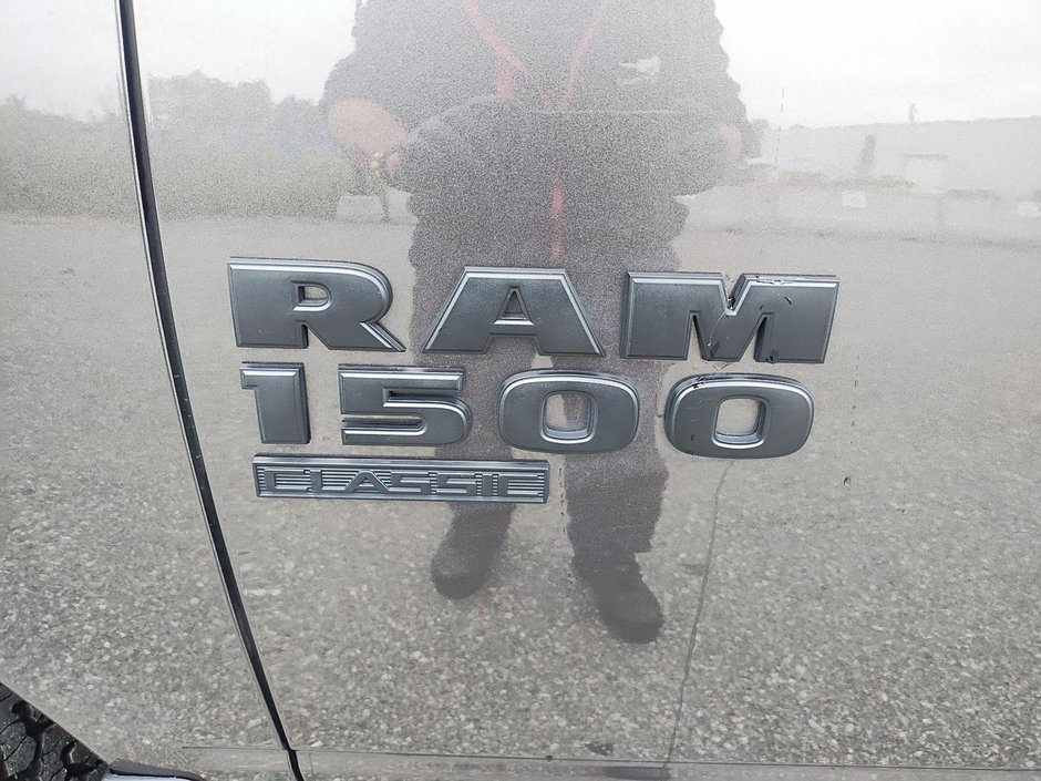 Ram 1500 Classic EXPRESS 4X4 QUAD CAB // V6 // NIGHT EDITION 2023-5