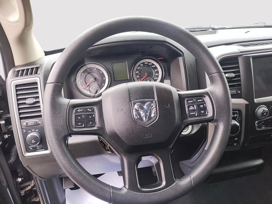 Ram 1500 Classic EXPRESS 4X4 QUAD CAB // V6 // NIGHT EDITION 2023-11