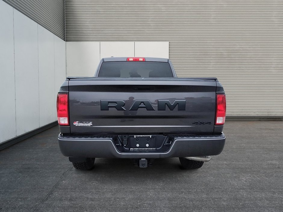 Ram 1500 Classic EXPRESS 4X4 QUAD CAB // V6 // NIGHT EDITION 2023-2