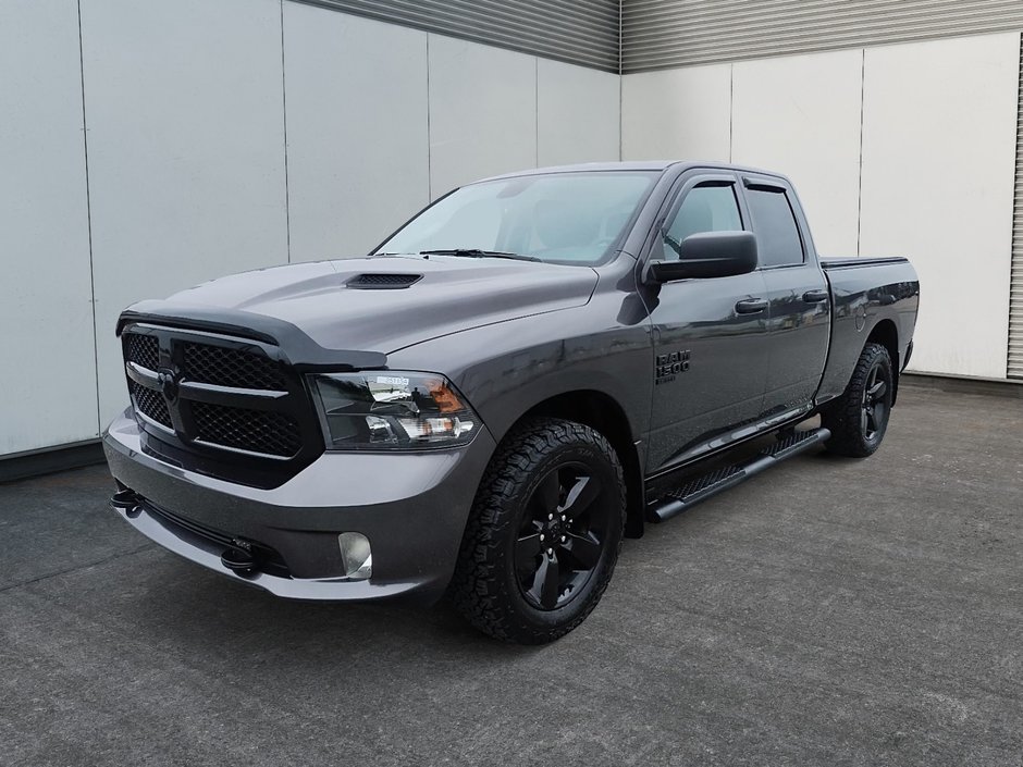 Ram 1500 Classic EXPRESS 4X4 QUAD CAB // V6 // NIGHT EDITION 2023-0