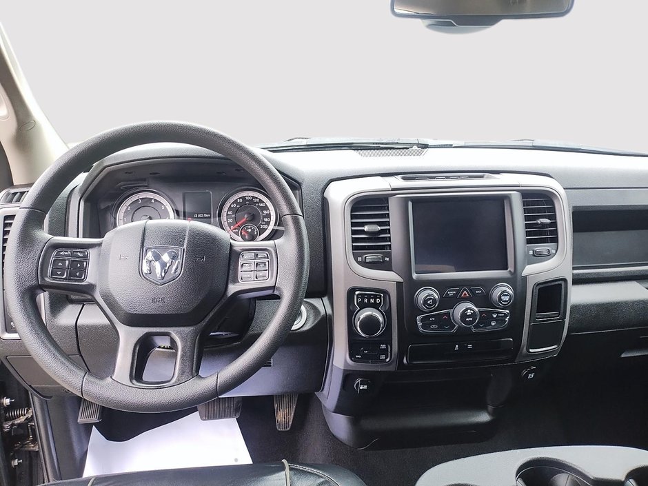 Ram 1500 Classic EXPRESS 4X4 QUAD CAB // V6 // NIGHT EDITION 2023-9