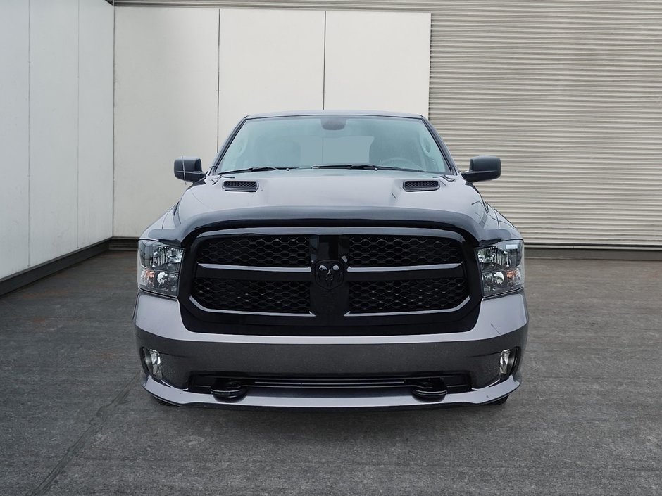 Ram 1500 Classic EXPRESS 4X4 QUAD CAB // V6 // NIGHT EDITION 2023-1