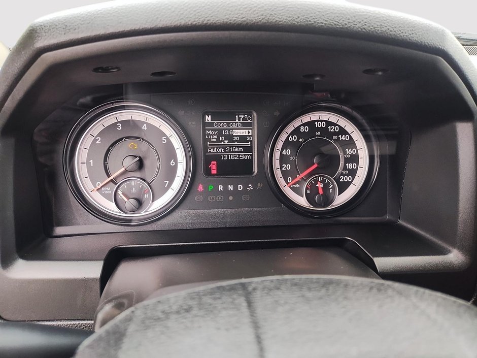 Ram 1500 Classic EXPRESS 4X4 QUAD CAB // V6 // NIGHT EDITION 2023-13