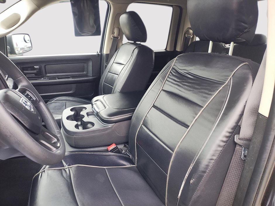 Ram 1500 Classic EXPRESS 4X4 QUAD CAB // V6 // NIGHT EDITION 2023-8