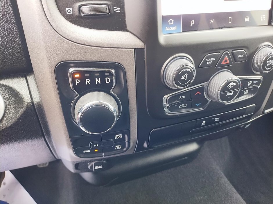 Ram 1500 Classic EXPRESS 4X4 QUAD CAB // V6 // NIGHT EDITION 2023-14