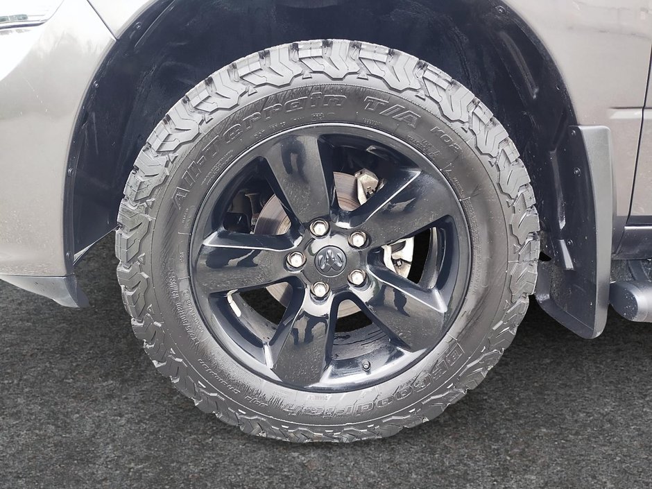 Ram 1500 Classic EXPRESS 4X4 QUAD CAB // V6 // NIGHT EDITION 2023-6