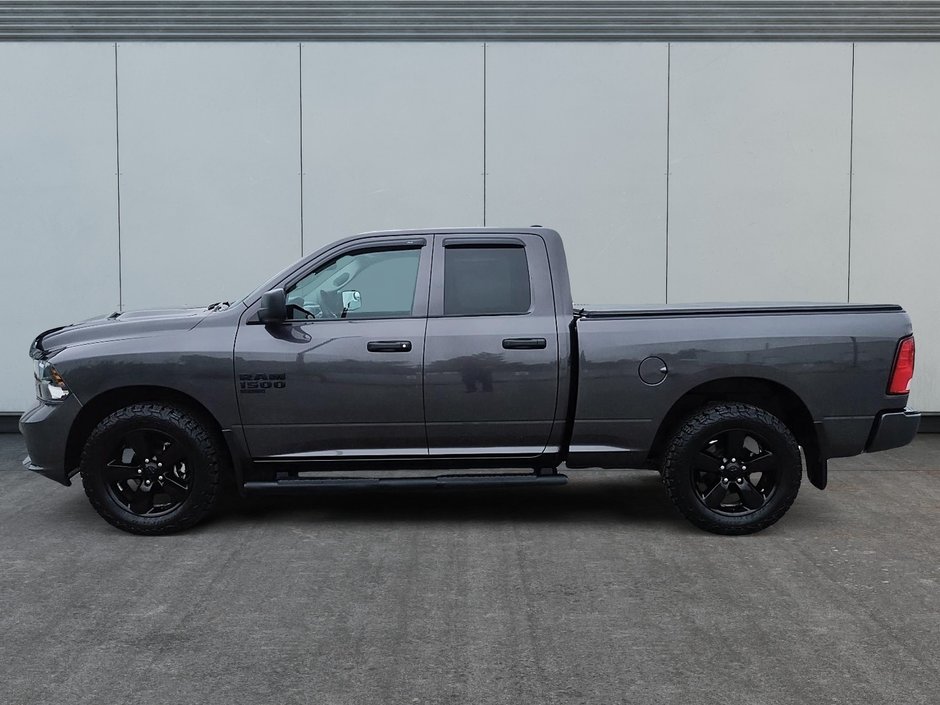 Ram 1500 Classic EXPRESS 4X4 QUAD CAB // V6 // NIGHT EDITION 2023-4