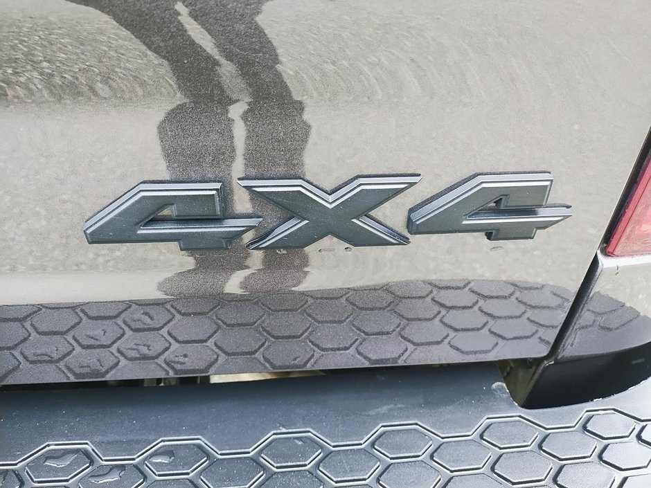 Ram 1500 Classic EXPRESS 4X4 QUAD CAB // V6 // NIGHT EDITION 2023-15
