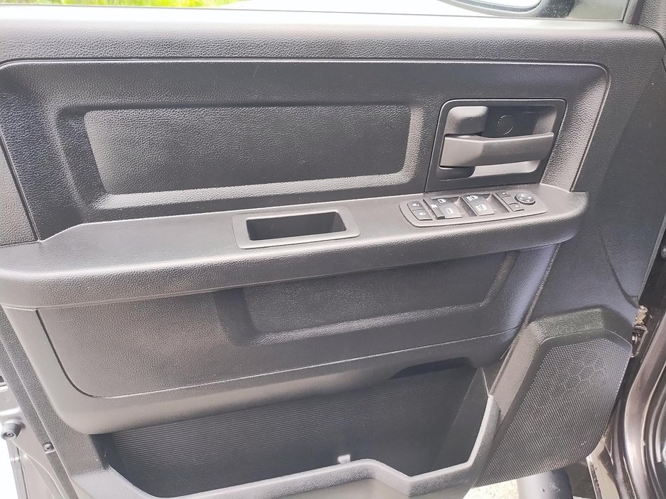 Ram 1500 Classic EXPRESS 4X4 QUAD CAB // V6 // NIGHT EDITION 2023-10
