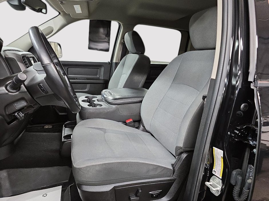 2023 Ram 1500 Classic EXPRESS / NIGHT EDITION // PENTASTAR-8