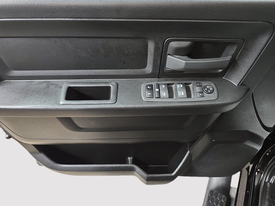 2023 Ram 1500 Classic EXPRESS / NIGHT EDITION // PENTASTAR-10