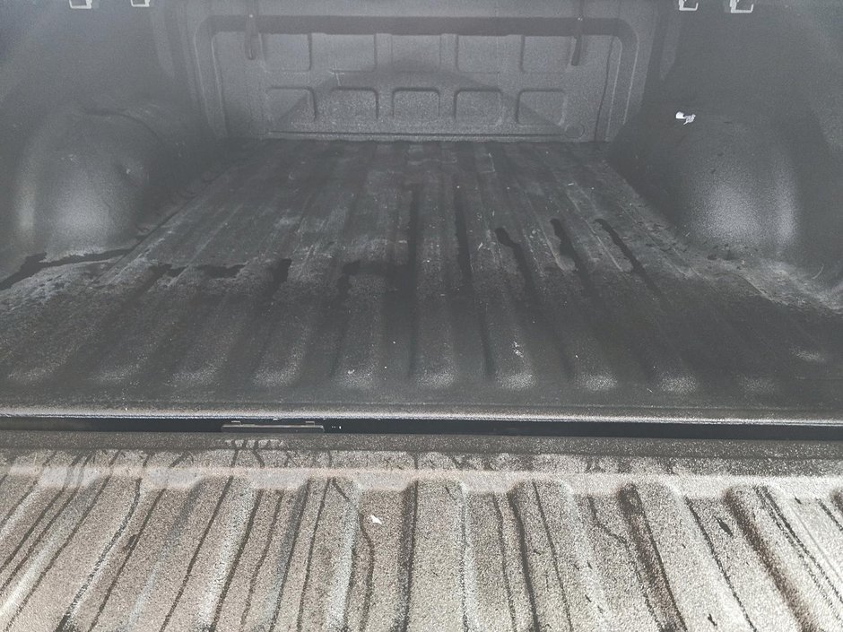 2023 Ram 1500 Classic EXPRESS / NIGHT EDITION // PENTASTAR-16