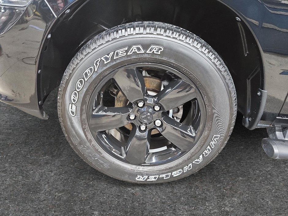 2023 Ram 1500 Classic EXPRESS / NIGHT EDITION // PENTASTAR-6