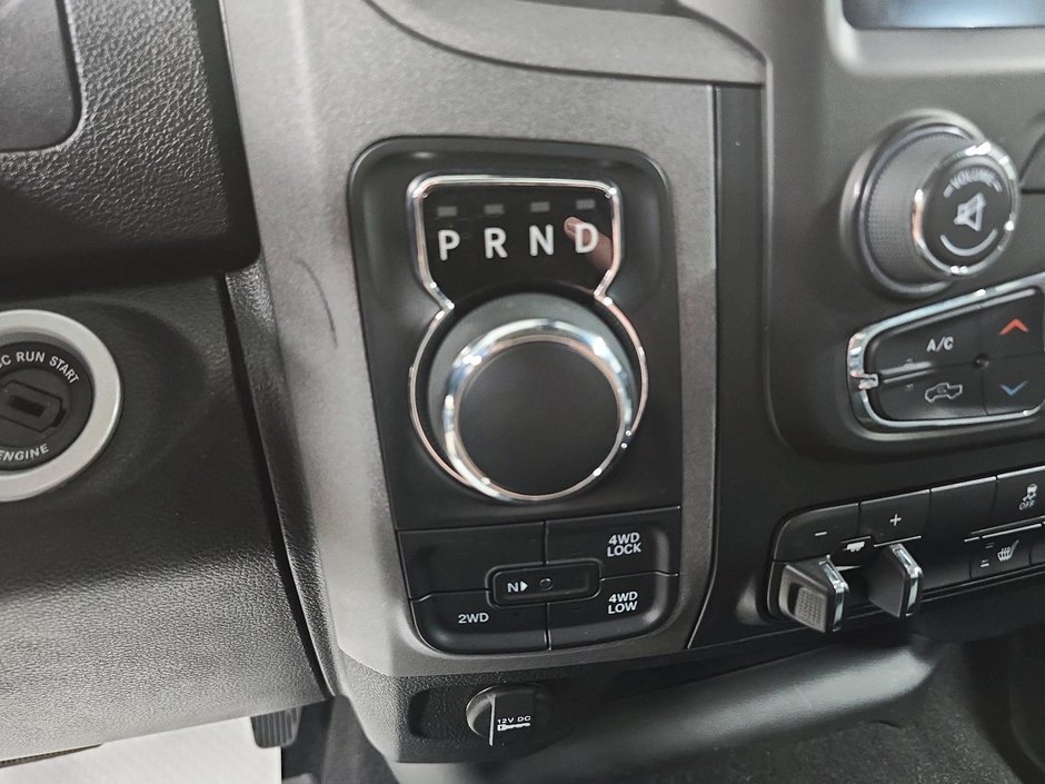 2023 Ram 1500 Classic EXPRESS / NIGHT EDITION // PENTASTAR-14