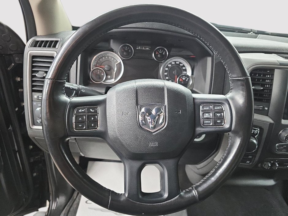 2023 Ram 1500 Classic EXPRESS / NIGHT EDITION // PENTASTAR-11