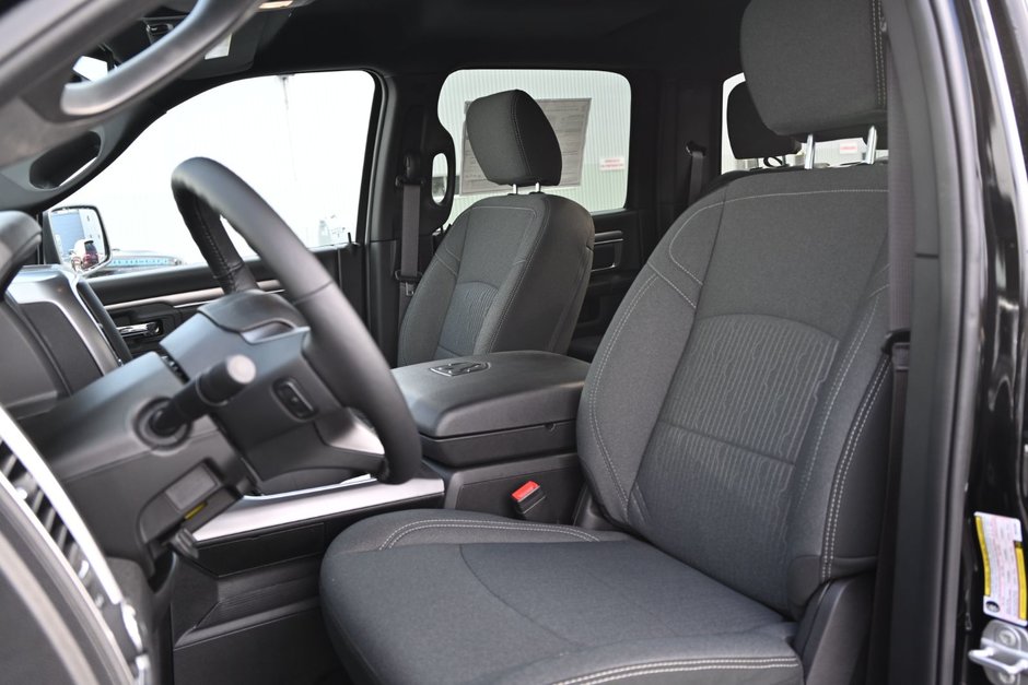 2024 Ram 1500 Classic WARLOCK-7