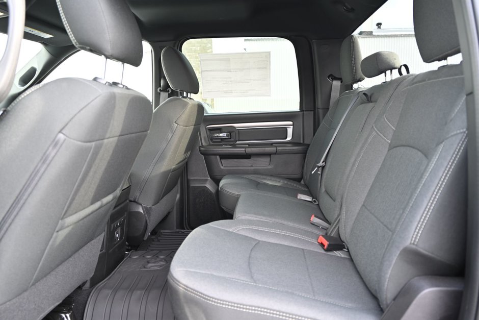 2024 Ram 1500 Classic WARLOCK-8