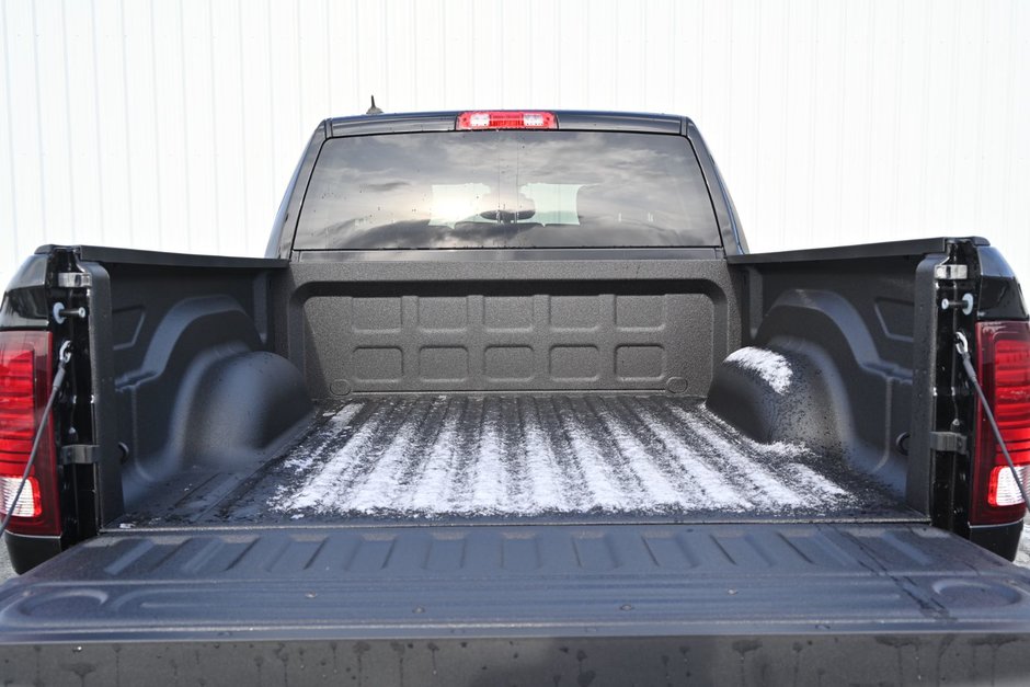 2024 Ram 1500 Classic WARLOCK-5