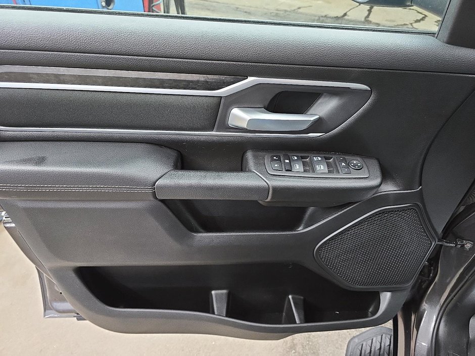 Ram 1500 BIG HORN 4X4 CREW CAB // V8 // TOUT-TERRAIN 2023-10