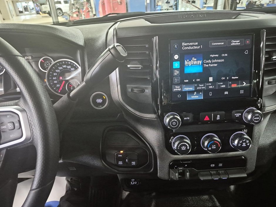 2025 Ram 2500 TRADESMAN 4X4 CREW CAB // DIESEL // 6,4 BOITE-24