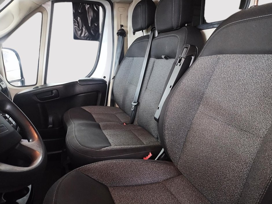 2021 Ram ProMaster Cargo Van 159 WB HIGH ROOF // 3 PLACES // VITRE ARRIÈRE-8