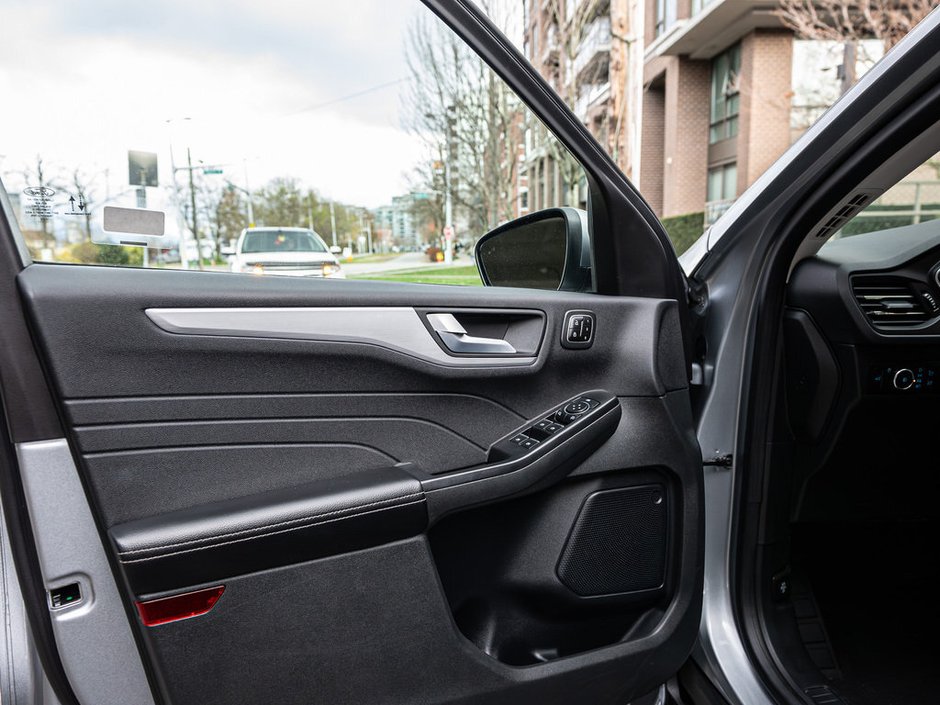 2023 Ford Escape Platinum Luxury Meets Efficiency in a Modern SUV