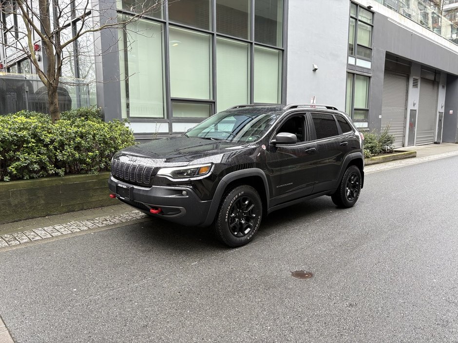 2020 Jeep Cherokee Trailhawk Trail-rated capability. Everyday confidence.