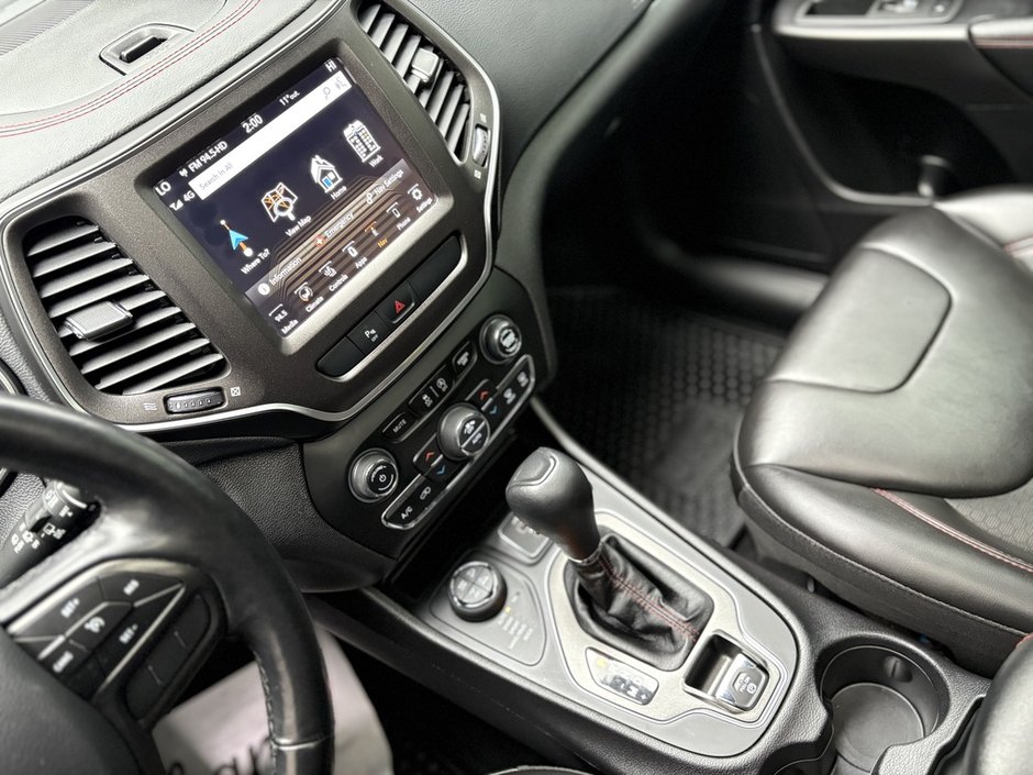 2020 Jeep Cherokee Trailhawk Trail-rated capability. Everyday confidence.