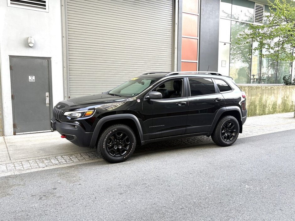 2020 Jeep Cherokee Trailhawk Trail-rated capability. Everyday confidence.