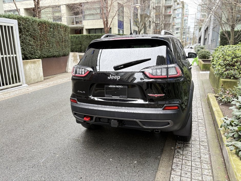 2020 Jeep Cherokee Trailhawk Trail-rated capability. Everyday confidence.