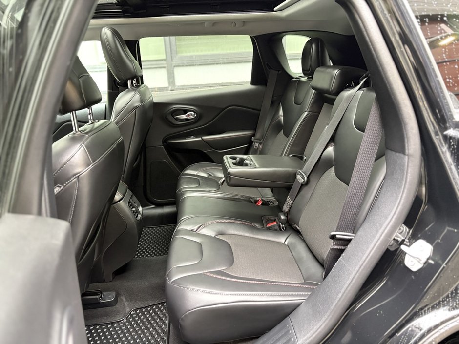 2020 Jeep Cherokee Trailhawk Trail-rated capability. Everyday confidence.