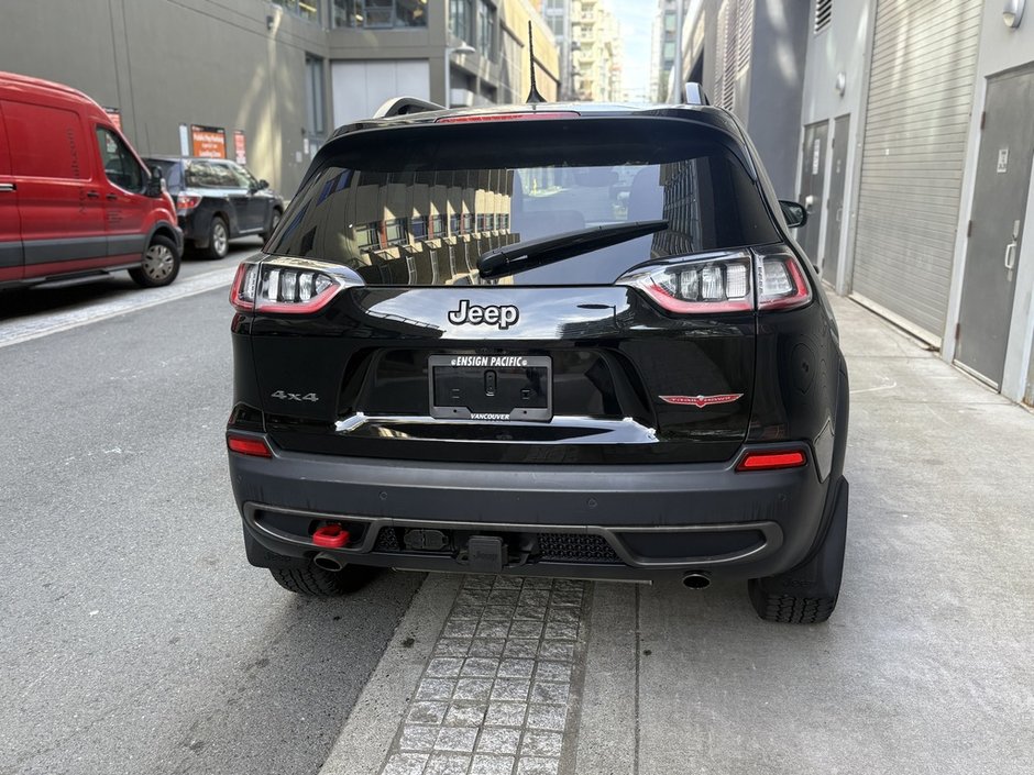 2020 Jeep Cherokee Trailhawk Trail-rated capability. Everyday confidence.