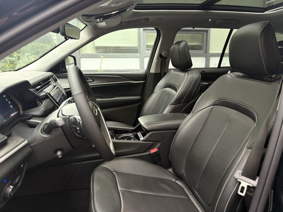 2023 Jeep Grand Cherokee 4xe 4xe Overland 4xe Commanding luxury. Electrified Jeep capability.
