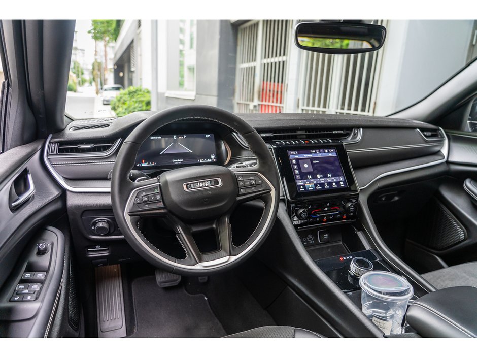 2024 Jeep Grand Cherokee Altitude Bold style. Everyday comfort. Legendary Jeep confidence.