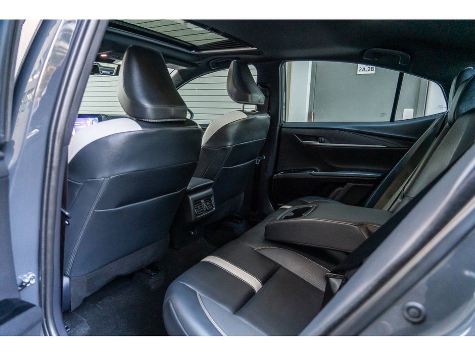 2025 Toyota Camry XSE Sporty Hybrid Efficiency with Everyday Comfort