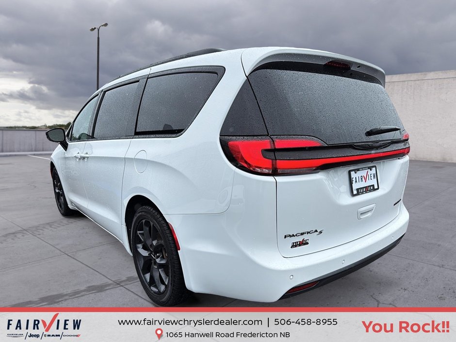 2025 Chrysler Pacifica Limited Fully loaded