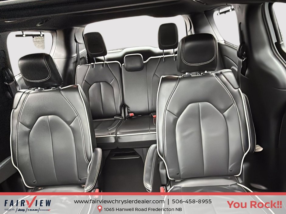2025 Chrysler Pacifica Limited Fully loaded