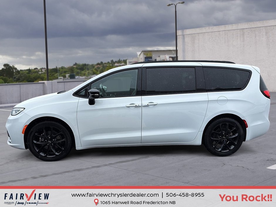2025 Chrysler Pacifica Limited Fully loaded