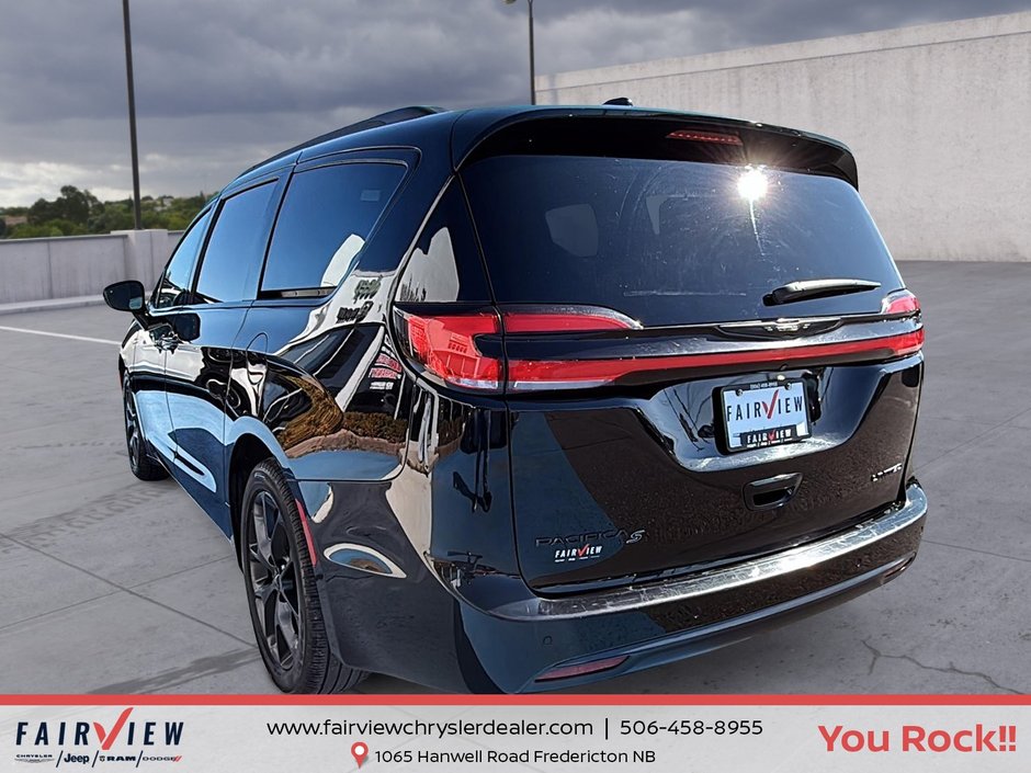 2025 Chrysler Pacifica Limited Sun and sound package power everything