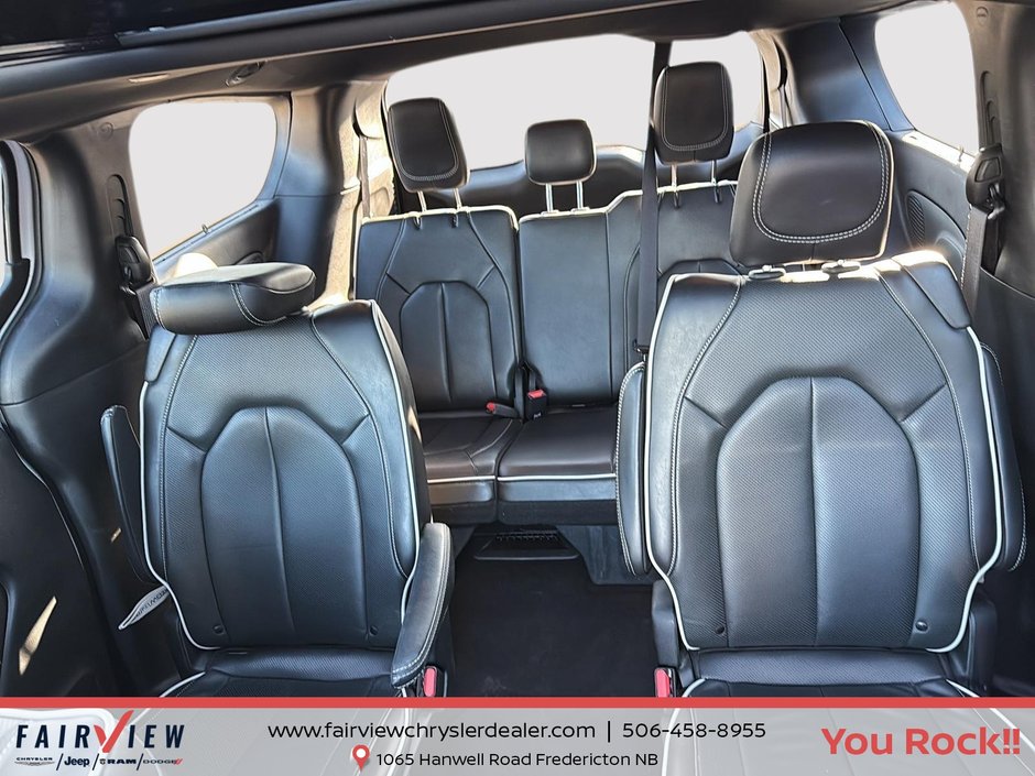 2025 Chrysler Pacifica Limited Loaded with sun and sound group