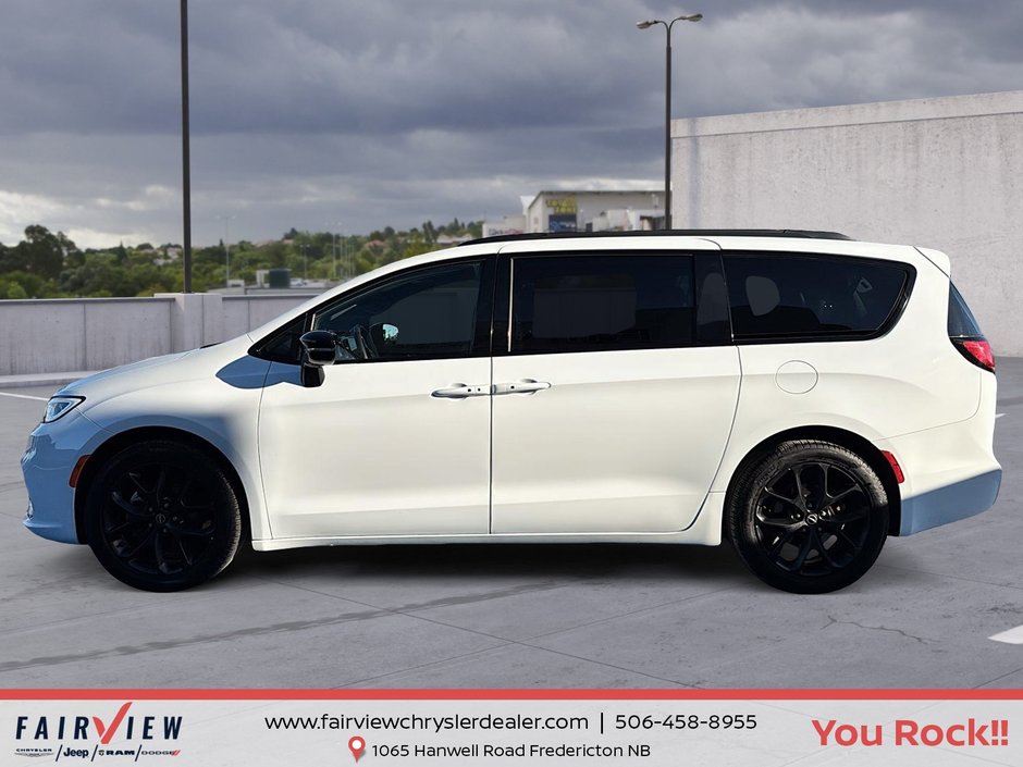2025 Chrysler Pacifica Limited Loaded with sun and sound group