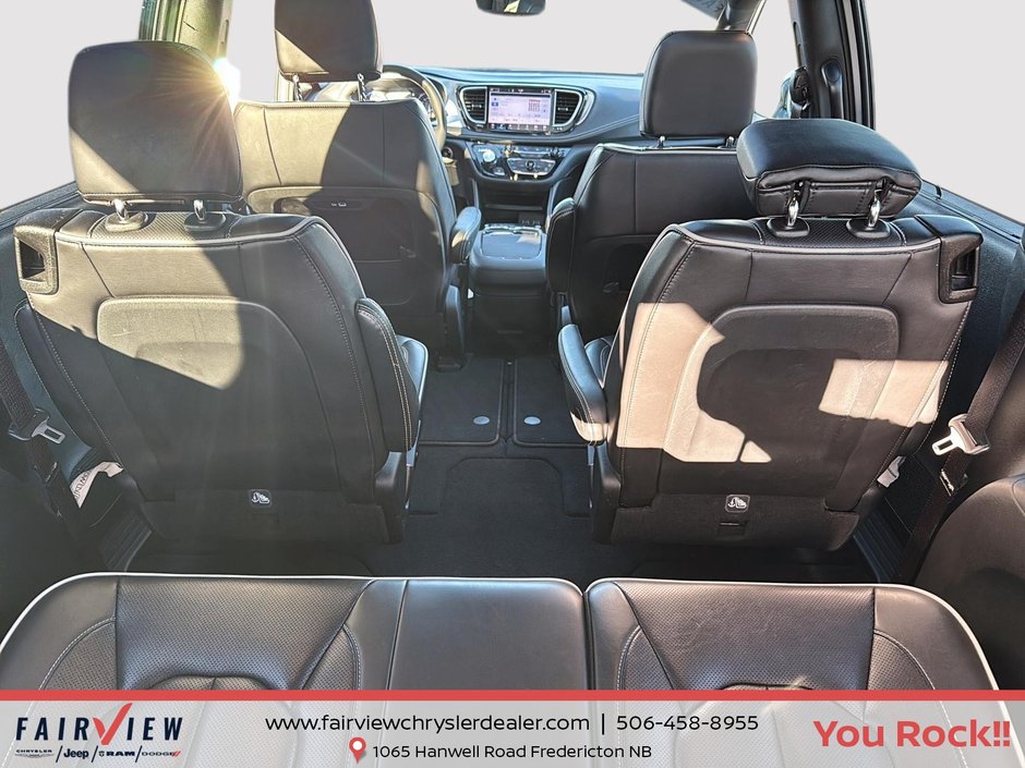 2025 Chrysler Pacifica Limited Loaded with sun and sound group