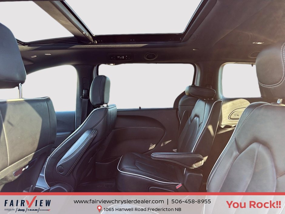 2025 Chrysler Pacifica Limited Loaded with sun and sound group
