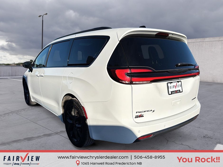 2025 Chrysler Pacifica Limited Loaded with sun and sound group