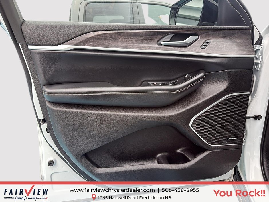 2022 Jeep Grand Cherokee L Limited Seven passenger, full panoramic roof 360 cameras heated cool seating