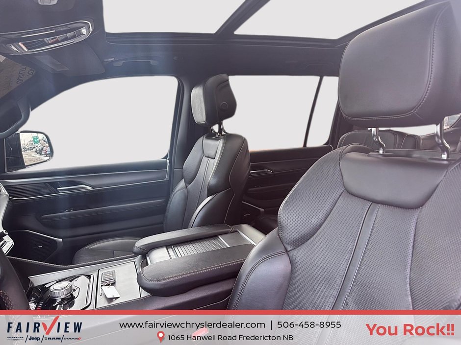 2023 Jeep Wagoneer Series II Carbide Full panoramic roof event safety group upgraded audio